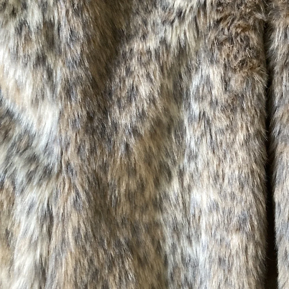 Banana Republic like new leopard print imitation fur vest. 100% polyester - Picture 3 of 7